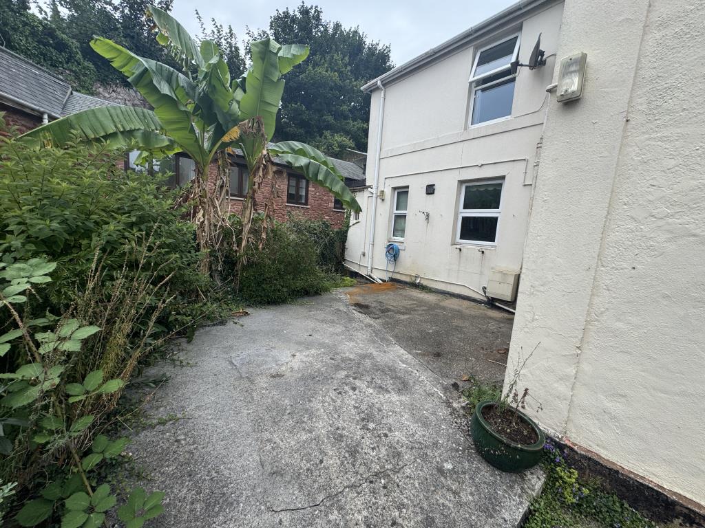 Lot: 17 - MIXED USE PROPERTY FOR INVESTMENT OR OCCUPATION - View of the outside garden space for the house